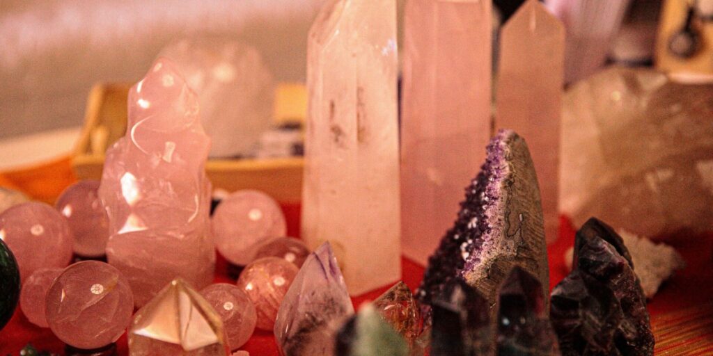 Les pierres et cristaux en psycho-énergétique : comment les utiliser pour harmoniser vos énergies